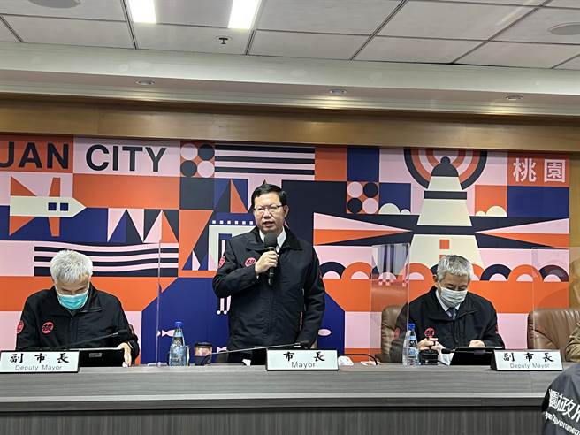 桃園市長鄭文燦29日防疫會議宣布，32間防疫旅館共1000名工作人員，每天都要唾液PCR採檢，由3家進駐防疫旅館的醫院負責。(蔡依珍攝)