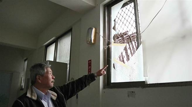 嘉义空军基地F-16V战机25日耶诞节执行训练勤务时，疑似在低空飞过水上乡粗溪村上空产生音爆，巨大爆破声响震坏近20户民宅玻璃、天花板。（读者提供∕吕妍庭嘉义传真）