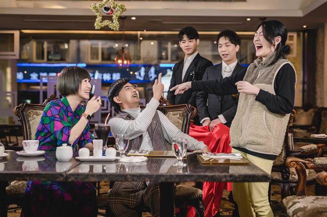 黃子佼(左2)擔任小Ｓ(右1)新節目首集嘉賓，話題與效果十足。（圖／CATCHPLAY＋提供）