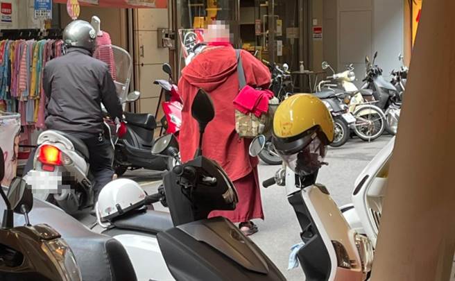 她掏50元化缘，却被出家人退货。(翻摄自 爆废公社二馆FB)