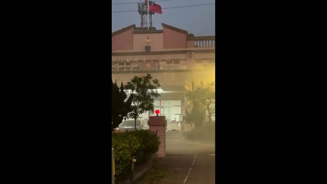 28日有民眾用手机录下，南投县名间分驻所疑似有警察公然焚烧垃圾，大量浓烟不断窜出，痛批警察知法犯法。（翻摄／吴建辉南投传真）