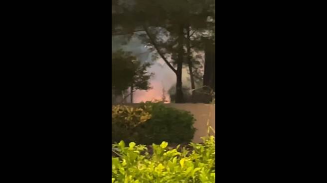 民眾用手机录下，分驻所旁空地有大量浓烟不断窜出，怒批警察知法犯法，竟然直接在警察局烧垃圾，相当不解，平时都要求民眾做好垃圾分类、焚烧也会被警察抓，但警察自己却这样，叫民眾怎么信服。（翻摄／吴建辉南投传真）