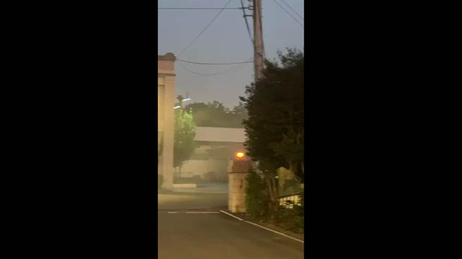 名间分驻所长张秋汉表示，当天分驻所内有进行修剪树枝动作，因此有较大量的落叶与枯枝，才想说用燃烧的方式处理，但因为前两天有下雨，上层的落叶是乾的，底层则是潮湿的，因此火一下去闷烧造成大量浓烟。（翻摄／吴建辉南投传真）