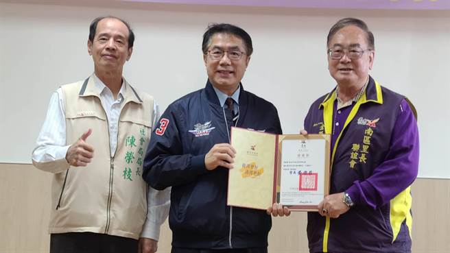 台南市长黄伟哲（中）表示，台南市政府考虑仿照美国梅根法案，公布酒驾犯部分姓名及居住社区。（曹婷婷摄）