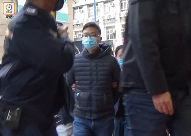 《立場新聞》署任總編輯林紹桐被捕後，由香港警員帶回。（東網）