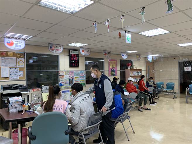嘉义移民署鼓励逾期外来人口踊跃接种疫苗并宣导勿自国外网购违规寄送肉制品来臺。(移民署嘉义市服务站提供)