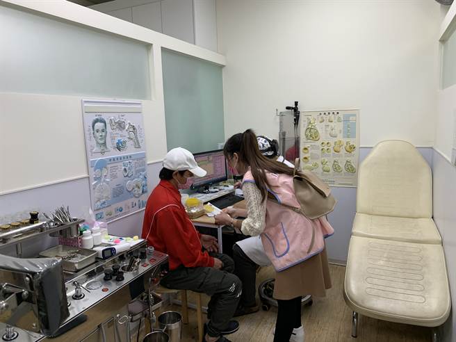 阿乖完成统一证号配发肯定移民署服务。(移民署嘉义市服务站提供)