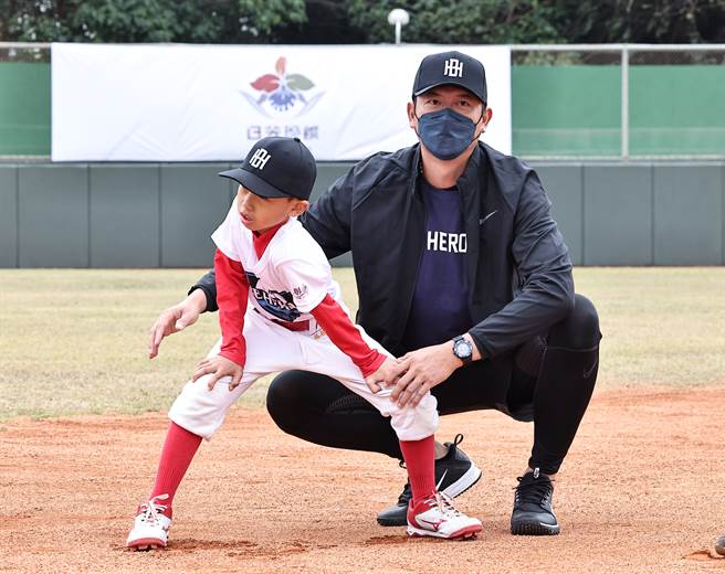 王建民（右）。（资料照，BE HEROES提供）