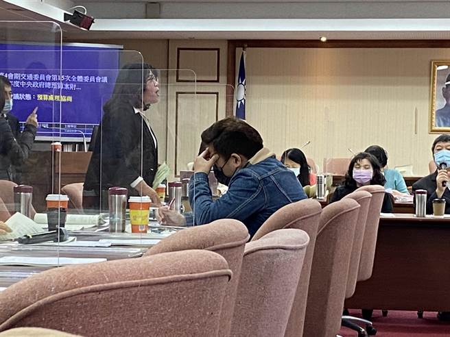 民进党立委王美惠（左）在立法院痛批中华邮政公司，把歷史建筑以低价贱租给民间业者经营旅宿。（陈佑诚摄）