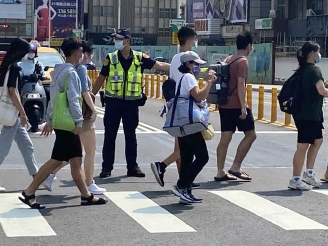 有網友好奇大家平時騎車、開車，有沒有禮讓行人的習慣，但有網友認為，禮讓也要看情況，不然突然停下也相當危險。（示意圖／Shutterstock）