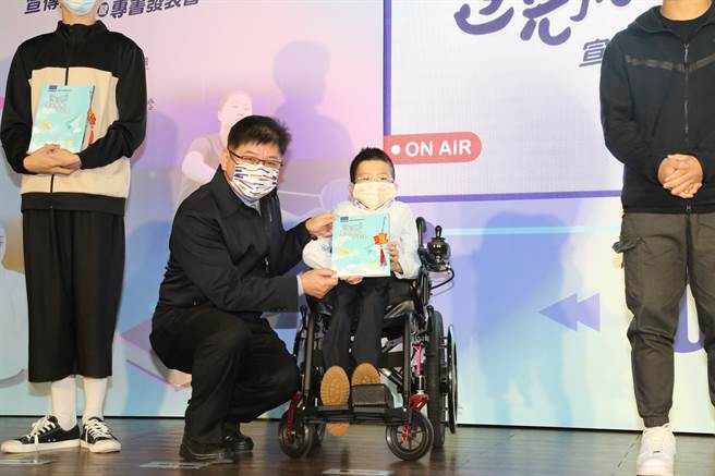 体育署副署长洪志昌将110年度体育逆光飞翔天使专书赠与生命斗士孙翊伦。（体育署提供）
