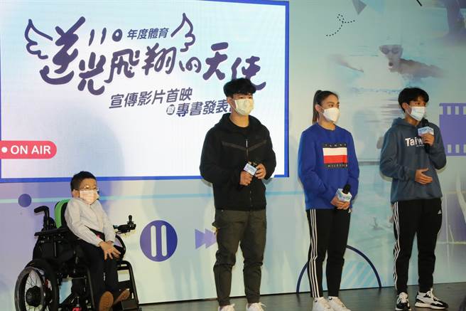 110年度体育逆光飞翔天使宣传影片主角游泳孙翊伦（左起）、柔道林崇佑、空手道胡鑫、足球林欣卉。（体育署提供）