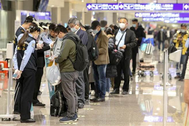 專家以美洲、歐洲、亞洲感染情況分析指出，若旅客入境完全可遵守規範，預估將無隱性感染個案產生。圖為桃園機場入境旅客。（資料照/陳麒全攝）