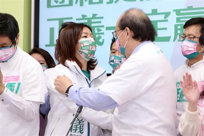民进党立院党团总召柯建铭（右二）拥抱中二选区立委补选候选人林静仪（左二）。（黄世麒摄）
