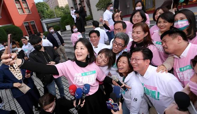 民进党立委吴思瑶（左一）特地在议场前邀林静仪（前排右三）与立委们自拍合影。（黄世麒摄）
