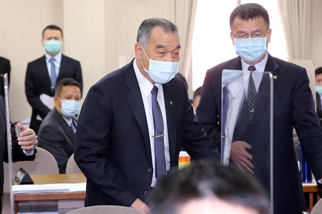 國防部長邱國正（中）。（黃世麒攝）