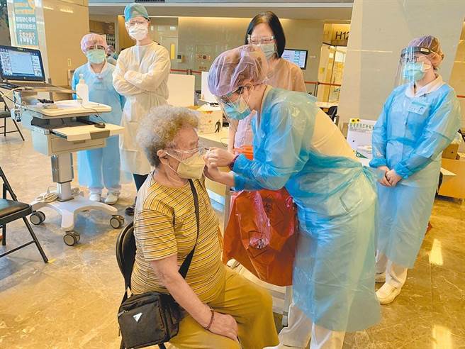 苗栗縣政府111年1月1日起，將苗栗55歲以上原民、村里長、議員及鄉鎮市民意代表（鄉鎮市長及代表），納入肺炎鏈球菌疫苗擴大接種對象，圖為施打疫苗示意圖。(本報資料照)