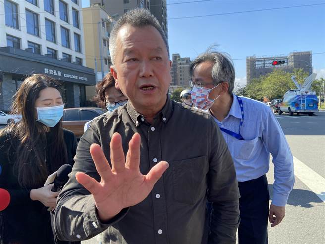 汉翔董事长胡开宏到台中荣总探望伤者，对其中一人伤重不治，慰问家属，表达哀痛，未来会负起相关责任。（卢金足摄）