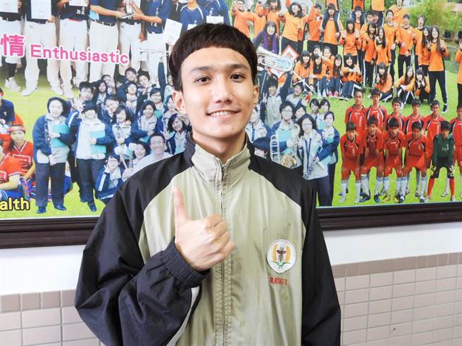 国立花莲高农畜产保健科高三生邓光宇，出生在万荣乡原住民族大家庭，父母无业且离异，家境清寒，他努力读书，争取学校奖助学金，凭优异成绩，透过台大希望入学录取动物科学技术学系。（罗亦晽摄）