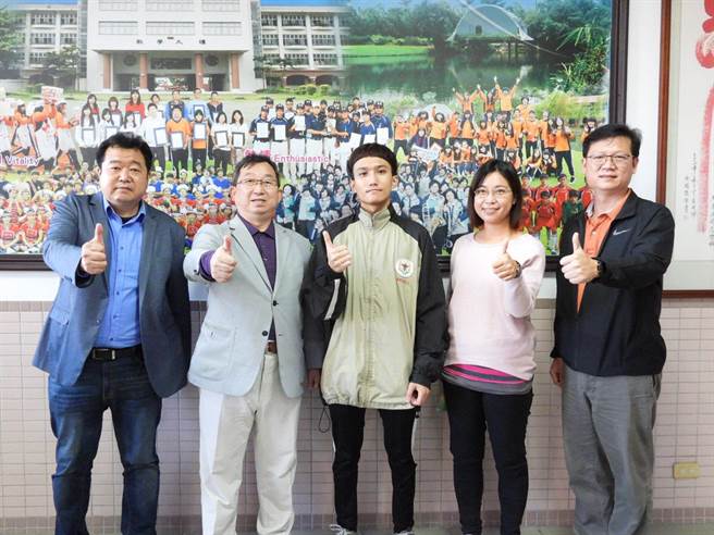 国立花莲高农畜产保健科高三生邓光宇（中），透过台大希望入学录取动物科学技术学系，是该校继98学年度张惠宁录取台大农场经营科后的第二人，师生与有荣焉。（罗亦晽摄）