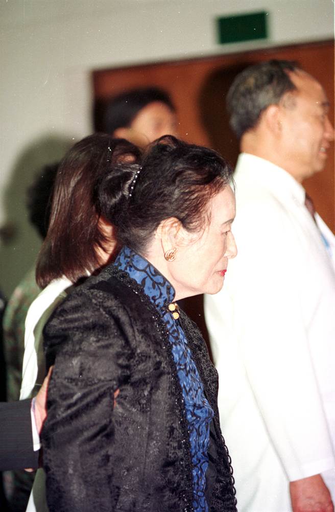 图为1994年9月11日蒋宋美龄女士专程返台前往振兴医院探视卧病在床的孔令伟，蒋夫人进入医院探视孔令伟后，并未离去。(资料照/黄义书摄)