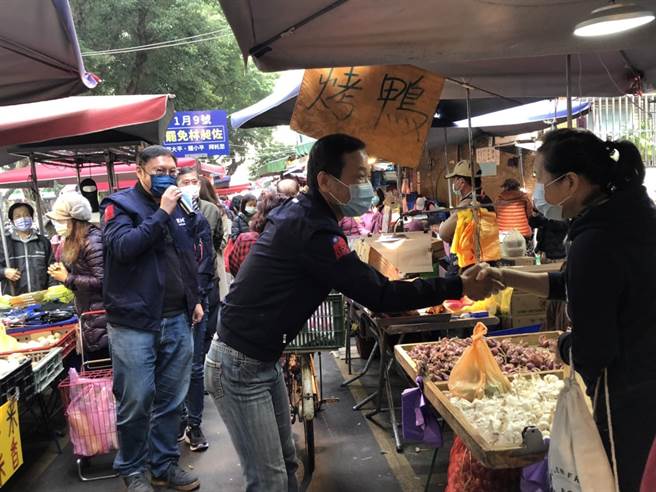 鄭照新、林杏兒、楊植斗今掃街宣傳罷昶。（楊亞璇攝）