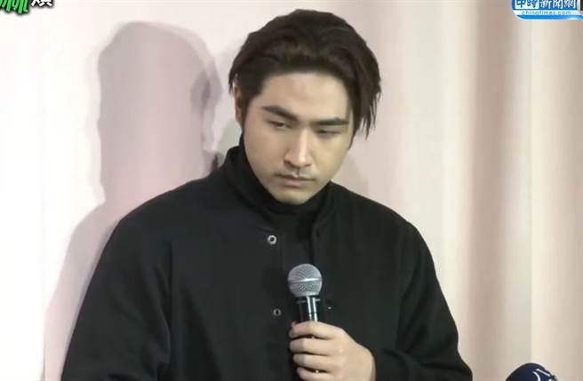 鹿希派一脸憔悴开道歉记者会。（图／翻摄自中时新闻网 Youtube）