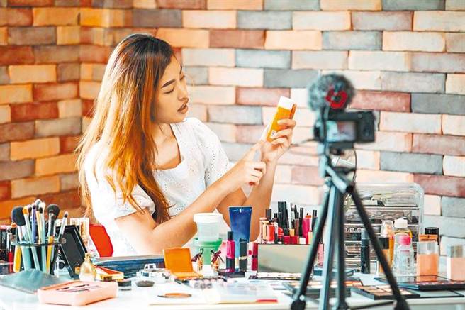 大陆各平台掀起「直播带货」。图为示意图。（取自新浪微博@中华地板网官博）