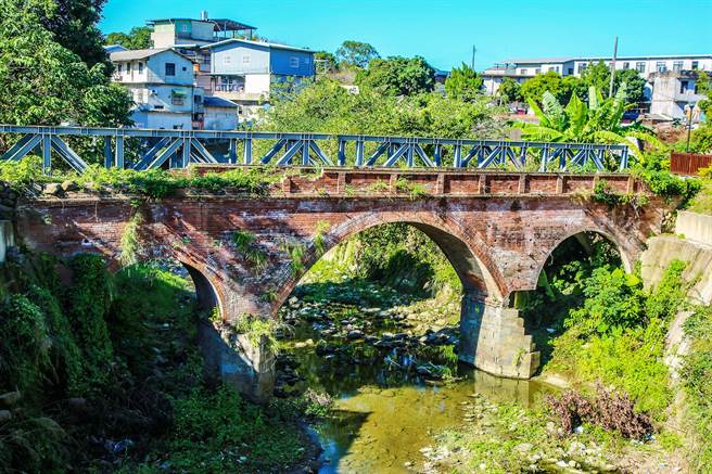 北埔乡百年双安桥有桥墩裸露等问题，县府已展开紧急加固工程，保护古桥风华及通行安全。（罗浚滨摄）