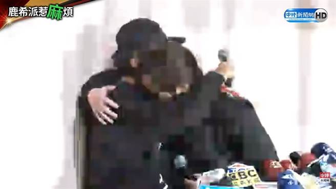 吴宗宪和鹿希派在镜头前拥抱。（图／翻摄自中时新闻网 Youtube）