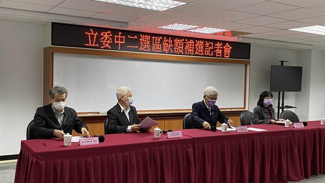中选会在台中市选委会举办立委中二选区缺额补选记者会。主委李进勇表示，竞选活动从明天30日开始，提醒民眾遵守相关规定，以免触法。（陈淑芬摄）