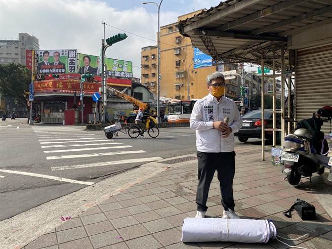 謝孟羽今將看板重新掛上，要求鍾小平取回你的罷昶帆布。（楊亞璇攝）