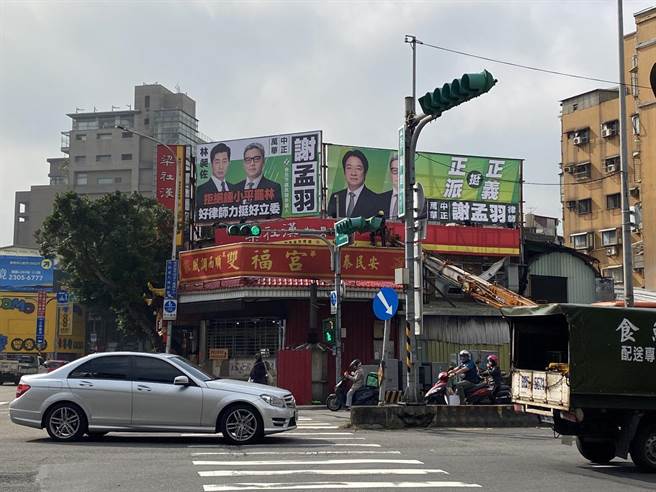 謝孟羽今將看板重新掛上，要求鍾小平取回你的罷昶帆布。（楊亞璇攝）