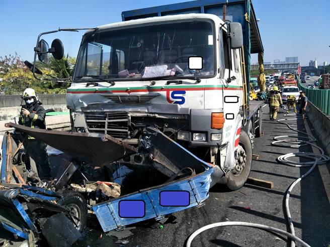 國道1號南向373.1公里高雄端（往漁港路高架路段）29日上午發生9部車追撞的事故，國道警察獲報到場處理。（翻攝照片／林瑞益高雄傳真）