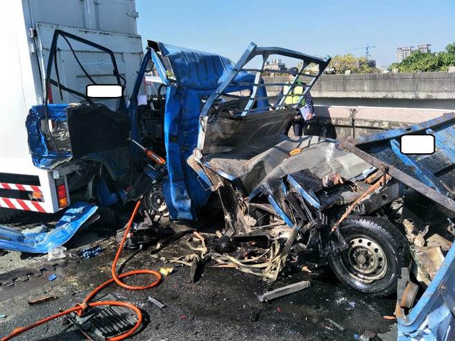 國道1號南向373.1公里高雄端（往漁港路高架路段）29日上午發生9部車追撞的事故，一部小貨車被撞成廢鐵。（翻攝照片／林瑞益高雄傳真）