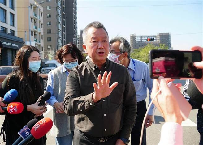 漢翔公司台中廠區29日發生「粉塵氣爆」漢翔公司董事長胡開宏指出，詳細原因還在調查，一定會負起相關責任，8號工廠是負責民間業務，勇鷹高教機生產線不受影響。（黃國峰攝）
