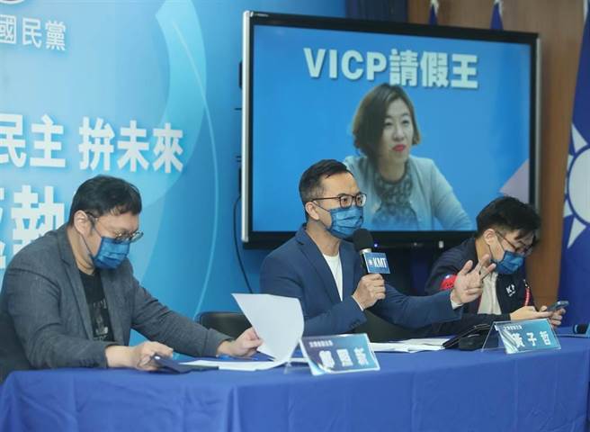 國民黨文傳會29日舉行「白袍形象淪包裝？林靜儀人設大崩壞」記者會，文傳會副主委鄭照新（左起）、黃子哲、林家興 輪番揭開民進黨台中第二選區立委補選參選人林靜儀「溫柔堅定」形象大崩壞的事證。(陳怡誠攝)
