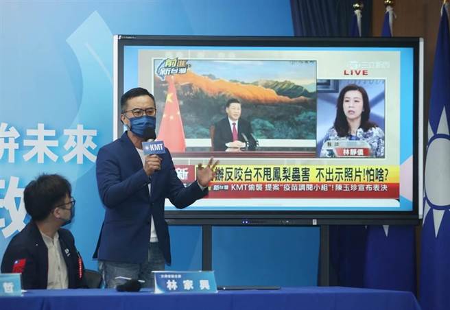 國民黨文傳會29日舉行「白袍形象淪包裝？林靜儀人設大崩壞」記者會，文傳會副主委黃子哲（右）批評林靜儀擔任衛生福利部預防接種受害救濟審議小組(VICP)委員時不出席去上談話性節目，顯示林靜儀是「為了黨意而堅定」、「剝削醫護非常堅定」、「背叛醫護非常堅定」。(陳怡誠攝)
