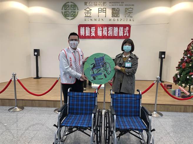 捐赠仪式在金门医院艺文大厅举行，由金门医院秘书陈素娇代表接受。（李金生摄）