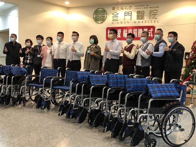 台湾青年商业交流发展协会号召干部共同捐赠医疗辅具，充实金门地区医疗资源。（李金生摄）