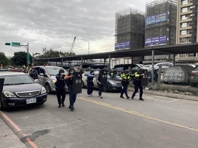 海山分局今与银行配合举行防抢演练。（警方提供）