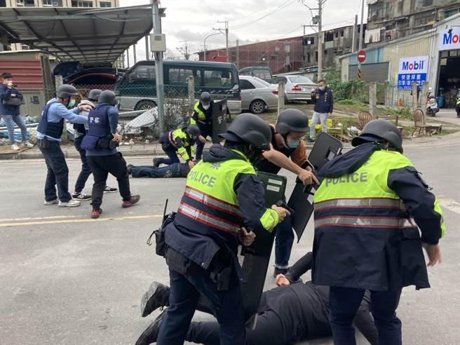 海山分局今与银行配合举行防抢演练。（警方提供）