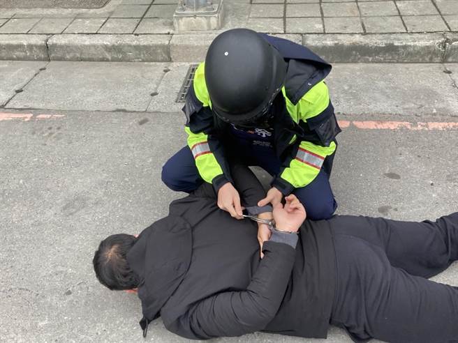 海山分局今与银行配合举行防抢演练。（警方提供）