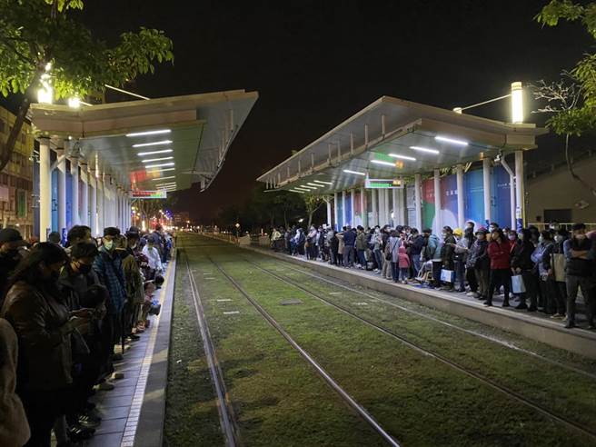 高雄輕軌跨年人潮疏運過往狀況。（高捷公司提供／洪靖宜高雄傳真）