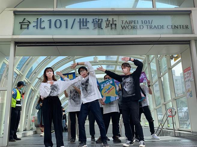 为纾解跨年旅客排队等车情绪，台北捷运公司员工组成「潮天团」，在重点车站大跳热舞，用说学逗唱、发小礼物的方式，排解旅客浮躁情绪。（黄婉婷摄）