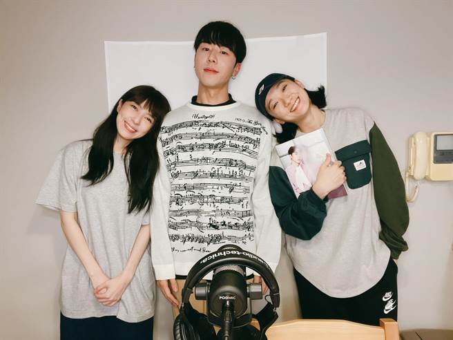 凯渥学弟林嘉威（中）上阿路八分享写真书。（凯渥提供）