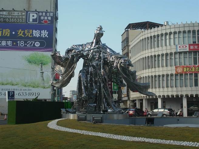 6公尺高的钢雕「素还真」，成为云林县虎尾镇新地标。（张朝欣摄）
