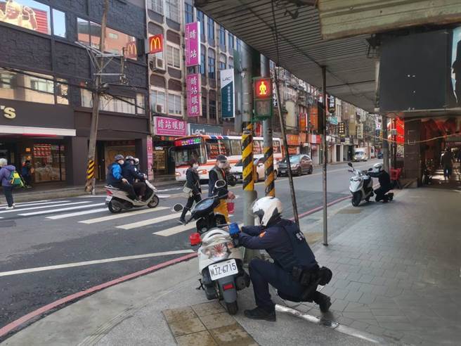 板桥分局与辖内银行进行防抢演练。（警方提供）