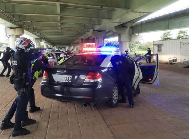 板桥分局与辖内银行进行防抢演练。（警方提供）