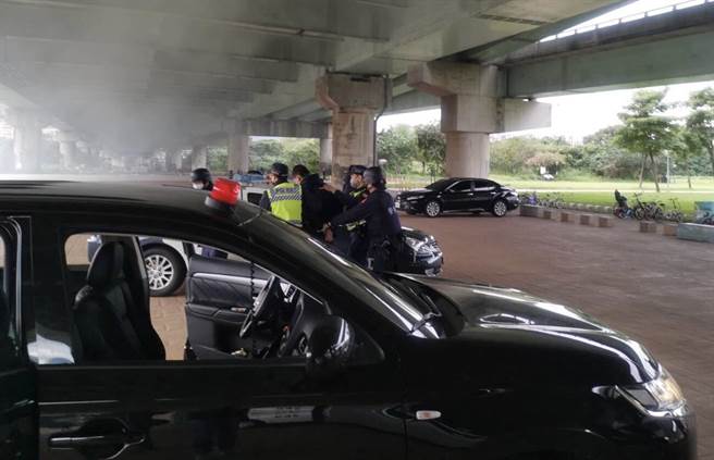 板桥分局与辖内银行进行防抢演练。（警方提供）